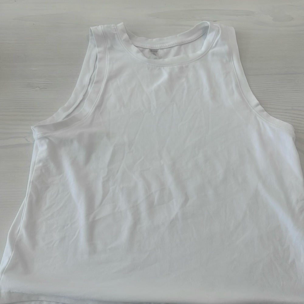 Loose fit crew neck beyond yoga tank. pristine condition